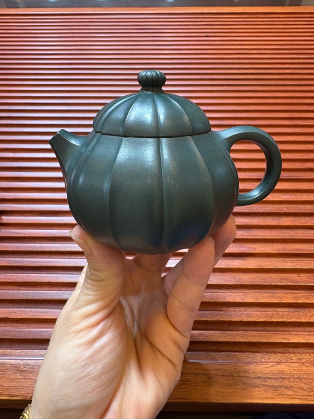 《筋纹文旦》泥料：绿泥 容量：120cc 紫砂壶