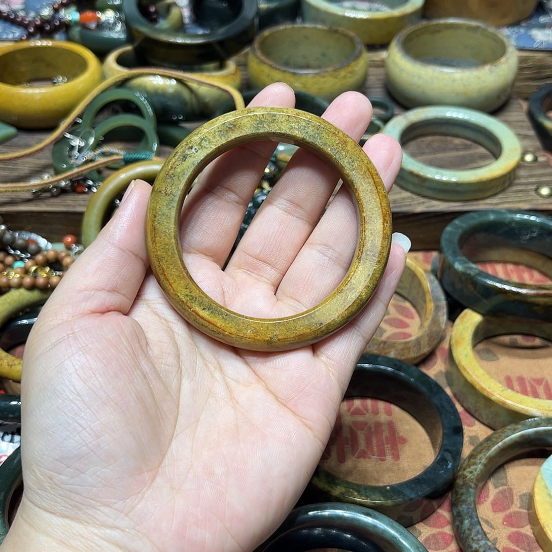 岫岩河磨玉（透闪石质玉）手镯未镶嵌安****者