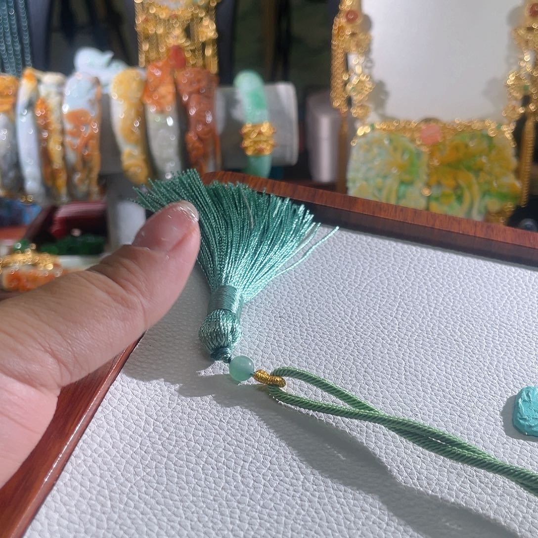 翡翠手镯未镶嵌台***子绳子