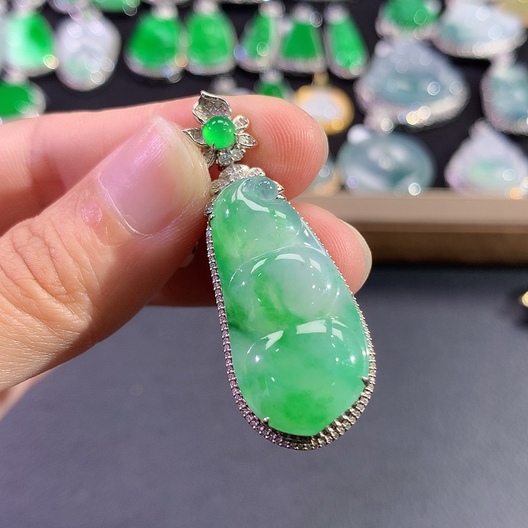 翡翠18K金镶嵌吊坠(赠链)