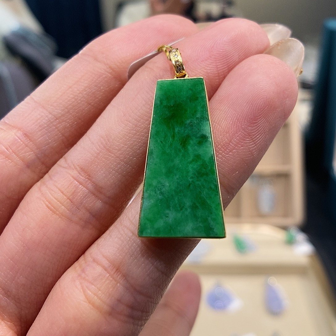 翡翠颈饰18K金镶嵌无事牌