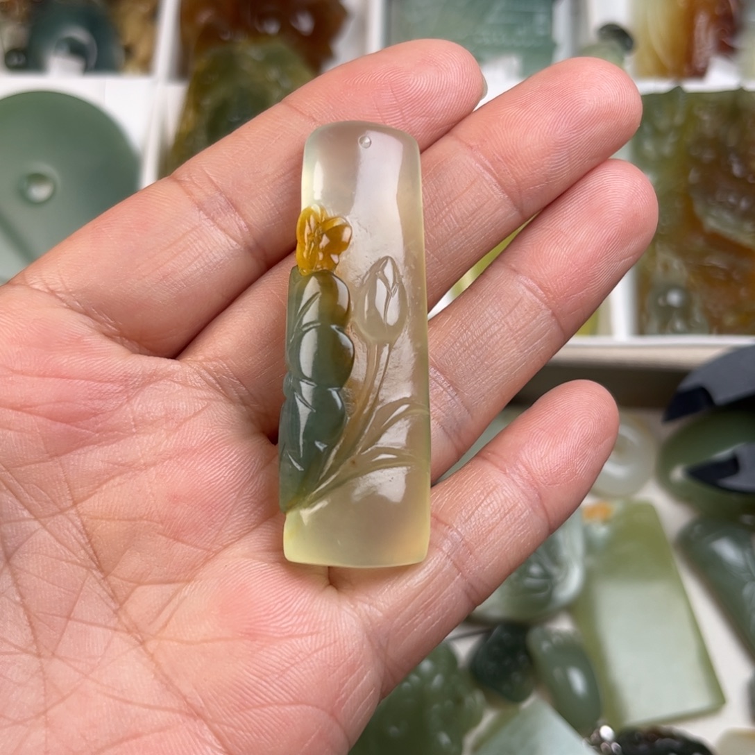 C***E蛇纹石玉未镶嵌颈饰