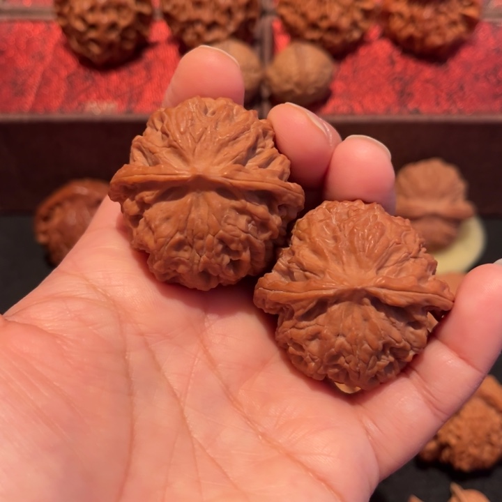 文玩核桃吊坠苹果园