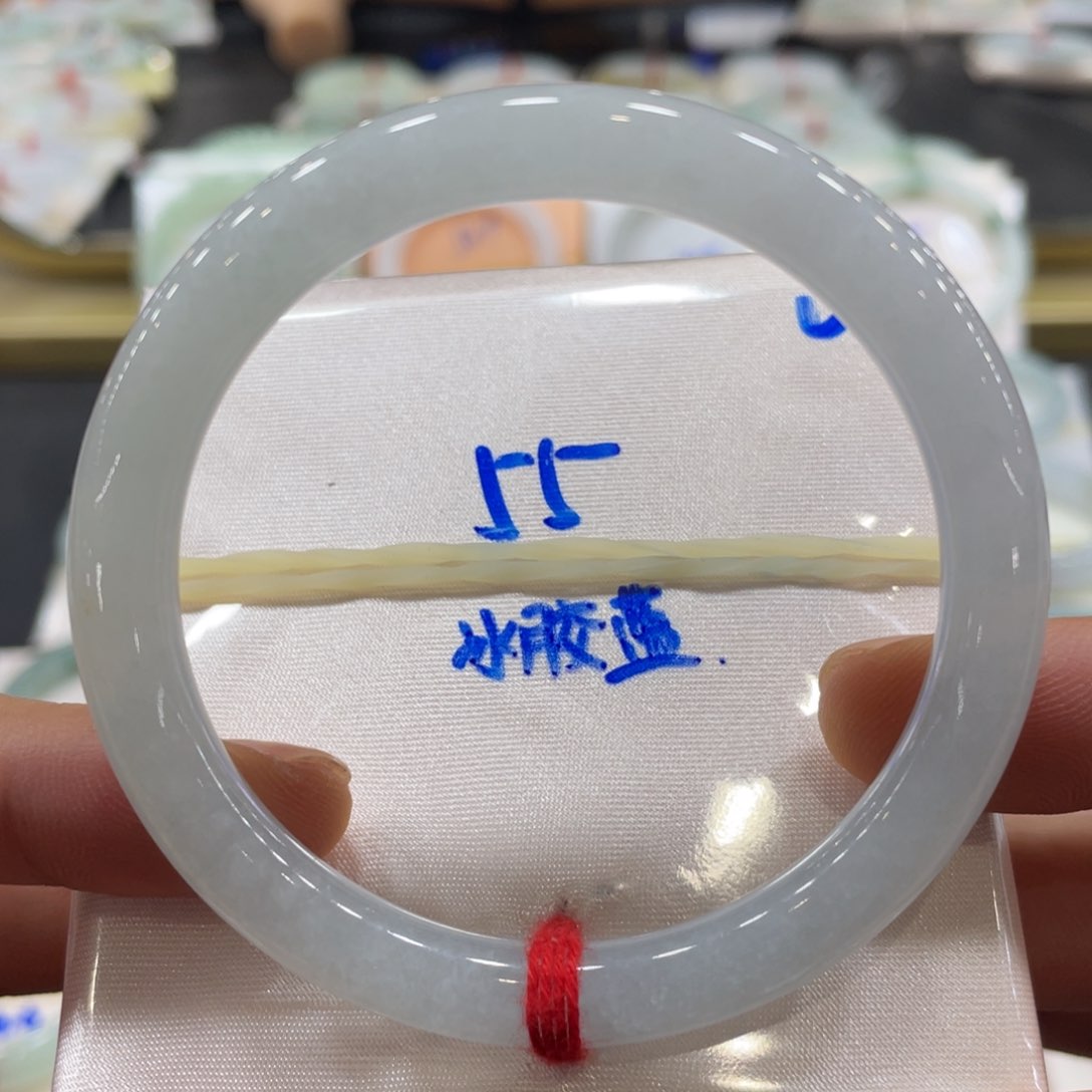 翡翠手镯未镶嵌翡翠手镯