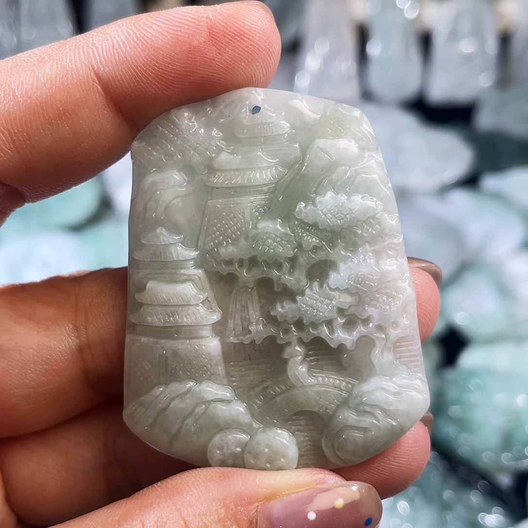 翡翠未镶嵌颈饰山水