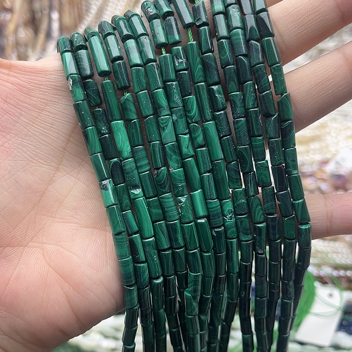 未镶嵌玛瑙/玉髓珠宝半成品一个4mm左右孔雀石管珠几颗有瑕