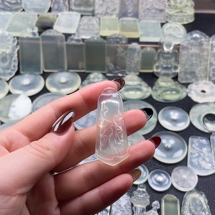 岫玉未镶嵌颈饰九尾狐