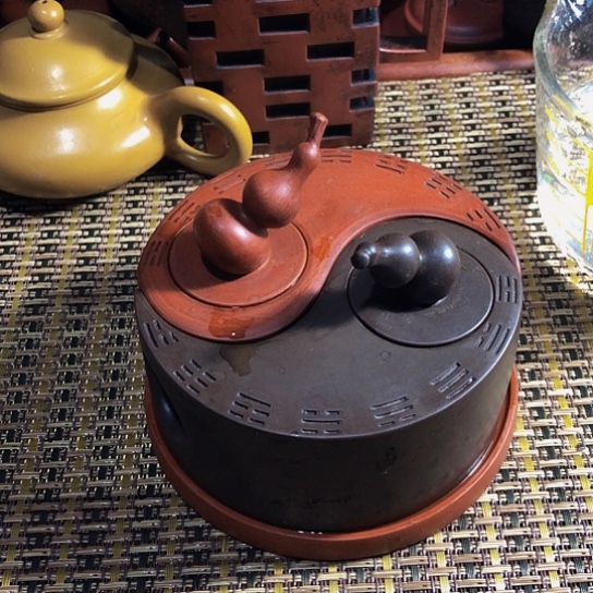 紫砂茶壶原矿泥料手工制作的紫砂壶。