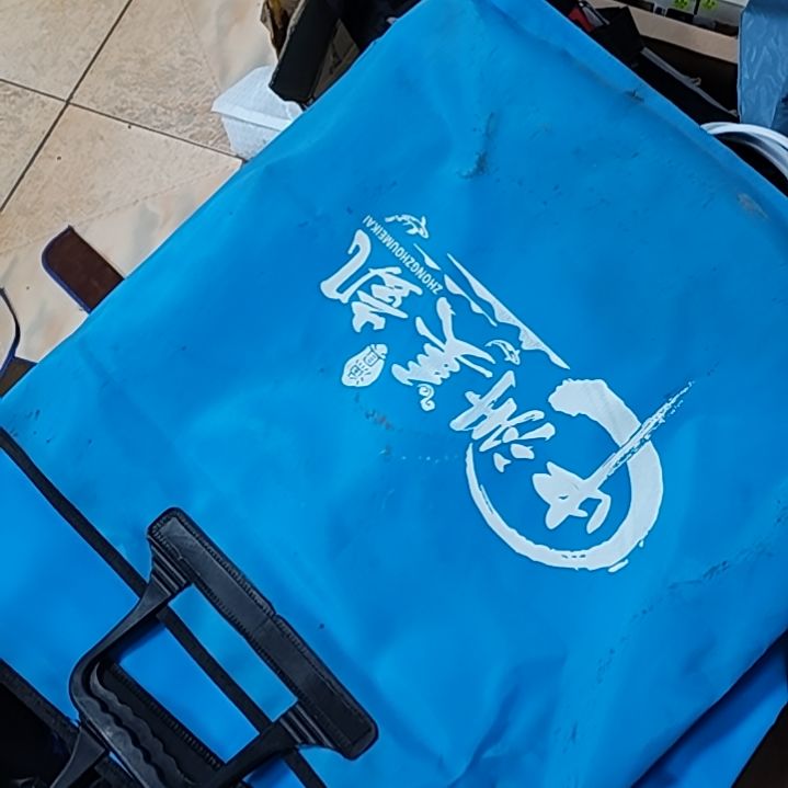 两个鱼护袋加一根小抄网杆