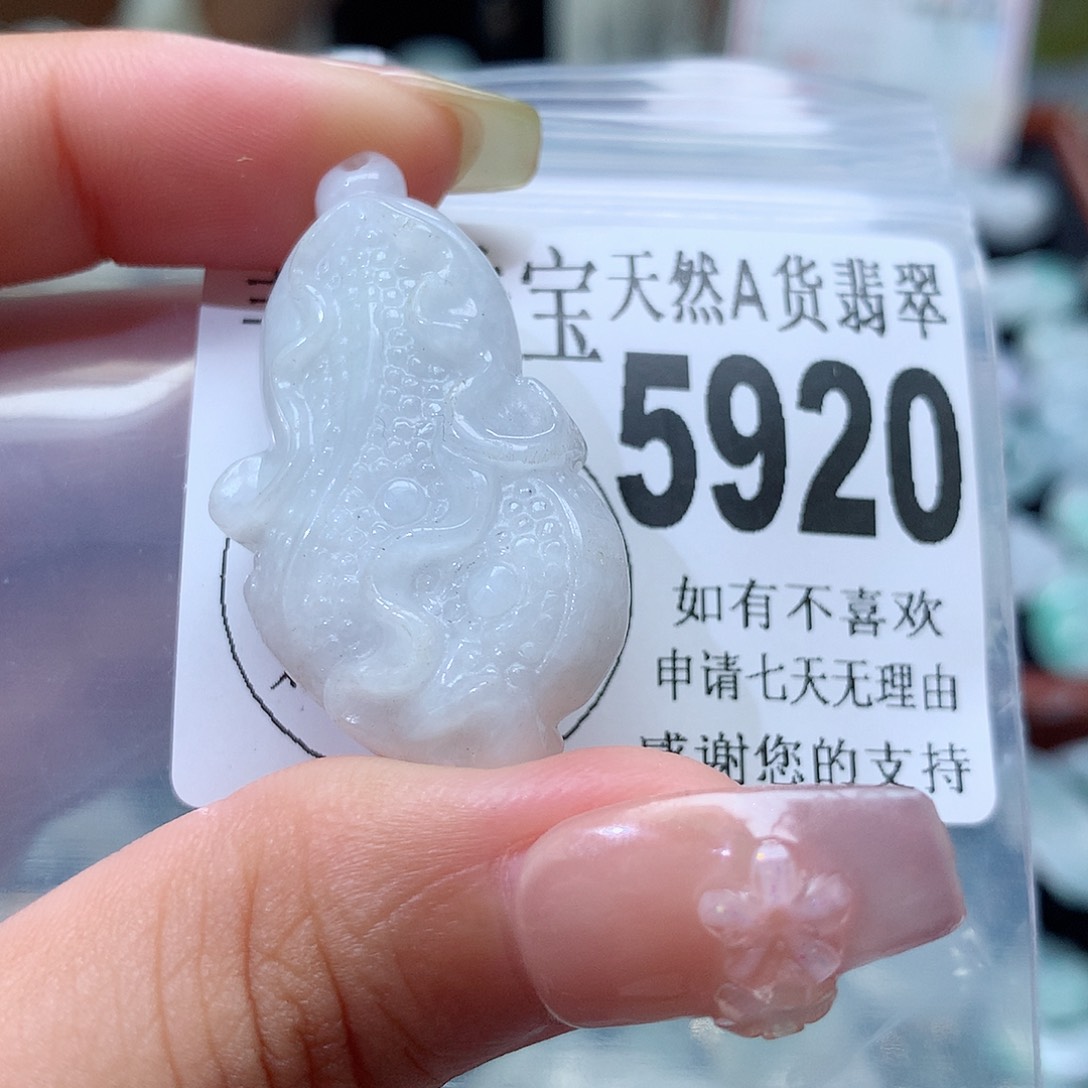 翡翠未镶嵌颈饰，