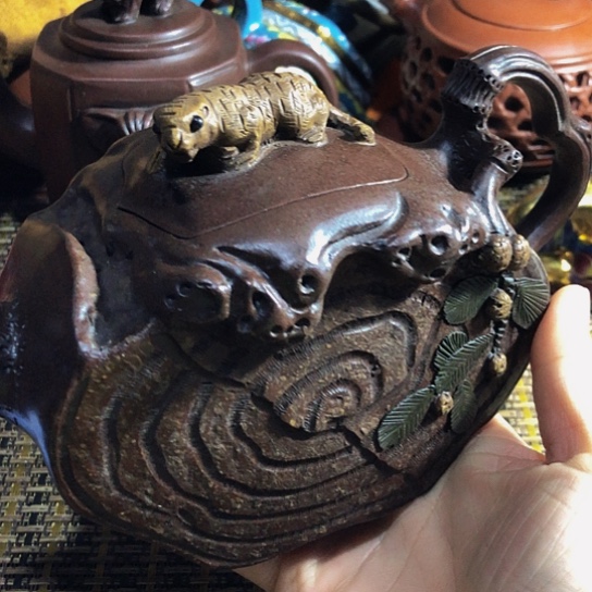 紫砂茶壶原矿泥料手工制作的紫砂壶。