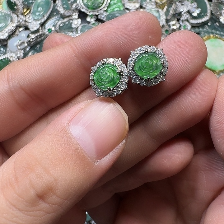 翡翠未镶嵌颈饰天然A货翡翠放漏