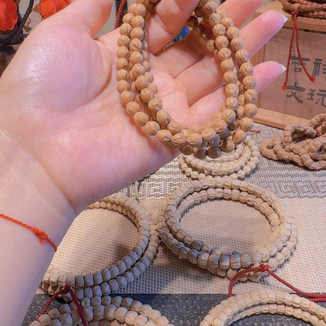 像***人手串柏香籽/百香籽