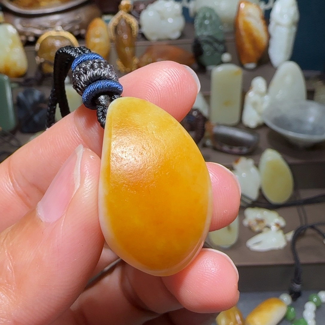 跃***e和田玉未镶嵌颈饰