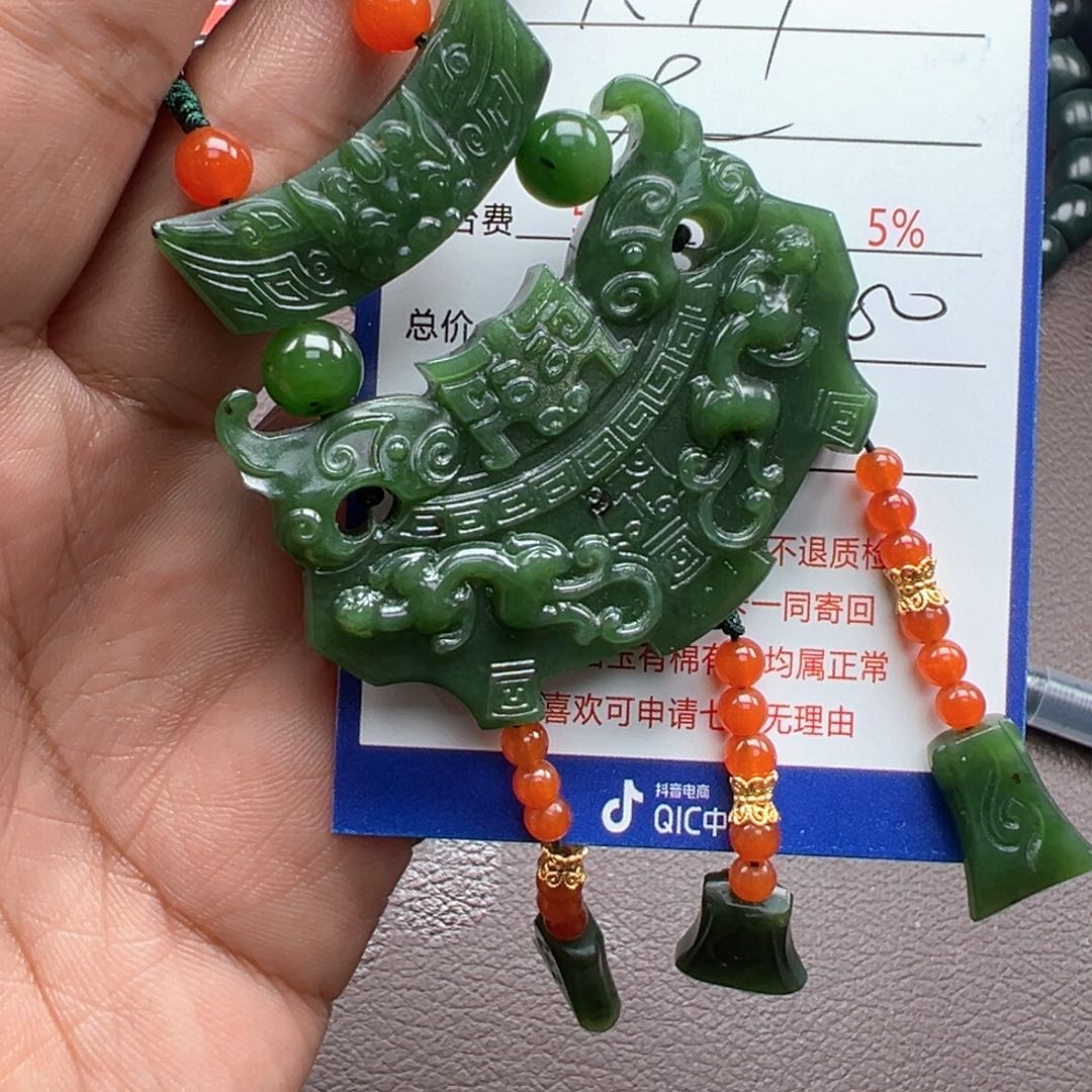 和田玉颈饰未镶嵌大****山