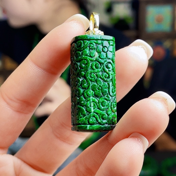 翡翠未镶嵌颈饰多样性