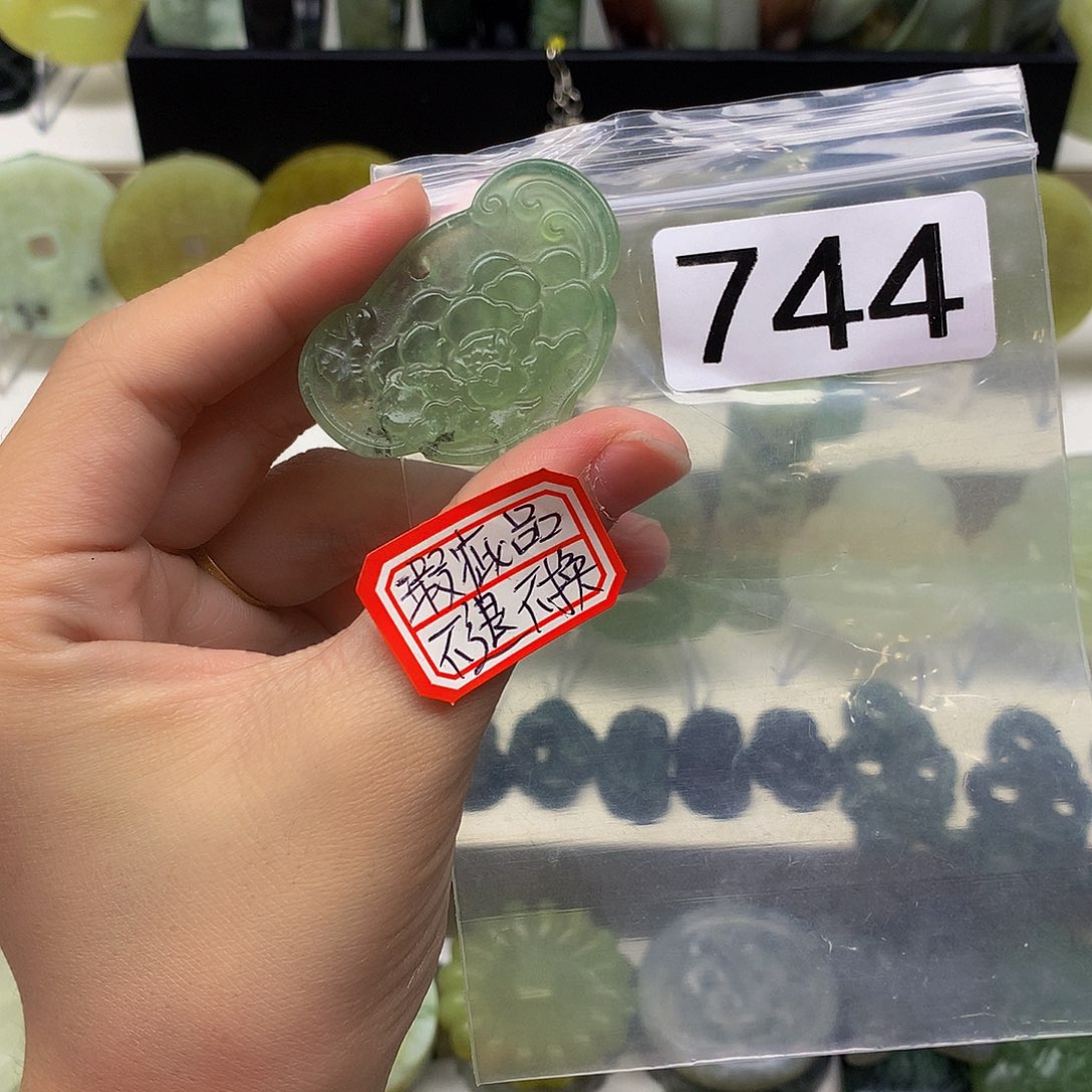 蛇纹石玉颈饰未镶嵌