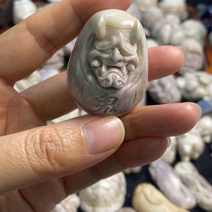 配饰鹿角雕刻一个出