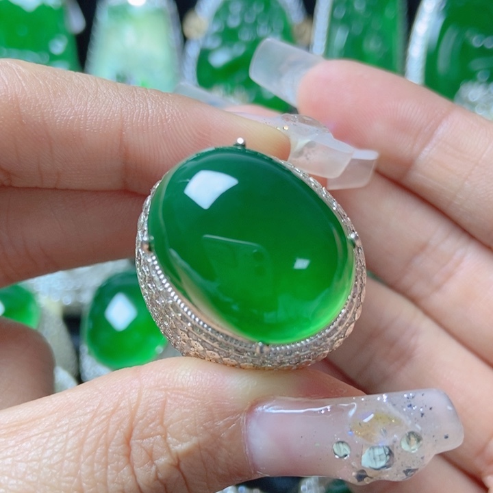 翡翠颈饰未镶嵌181825。 