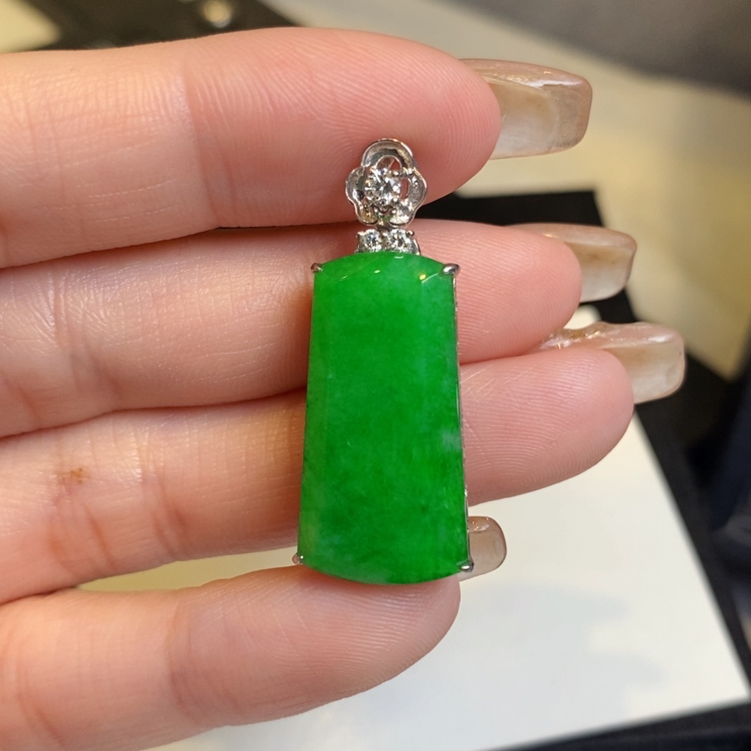 翡翠颈饰18K金镶嵌无事牌