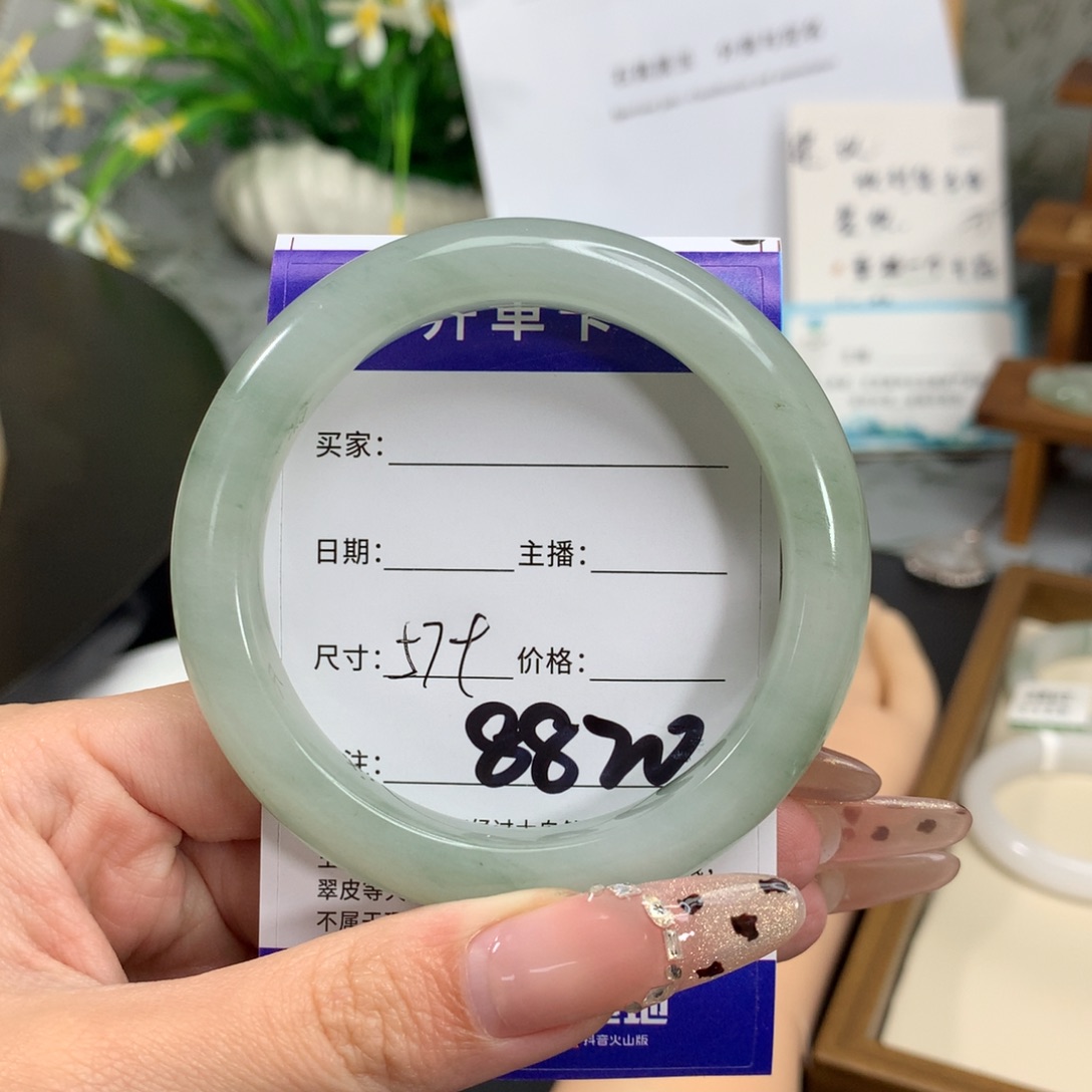 小***乖石英质玉未镶嵌手镯