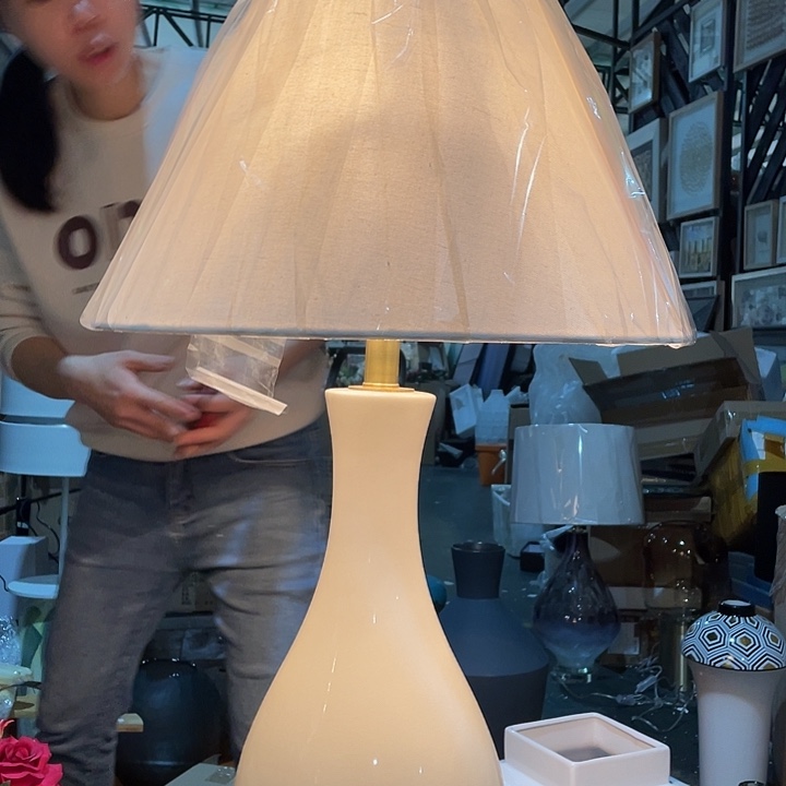 陶瓷花瓶，茶杯茶具。