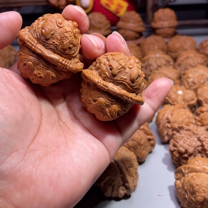 晓*宁蛤蟆头雕刻的金蟾