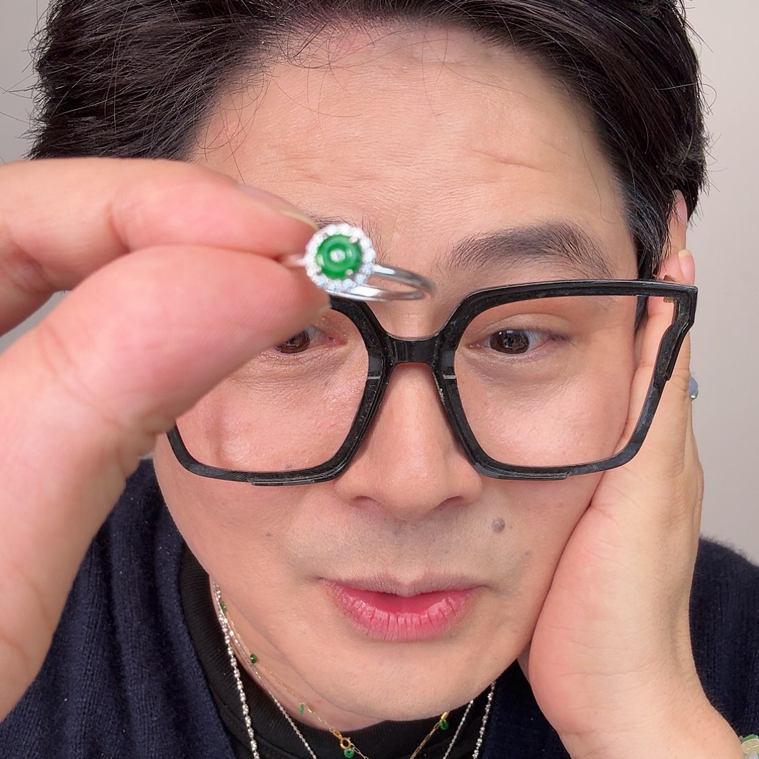 翡翠未镶嵌颈饰一件