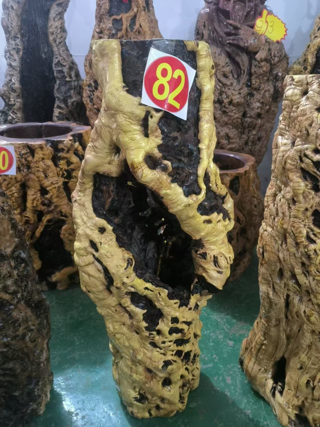 枣木雷击花纹花架双色料根雕