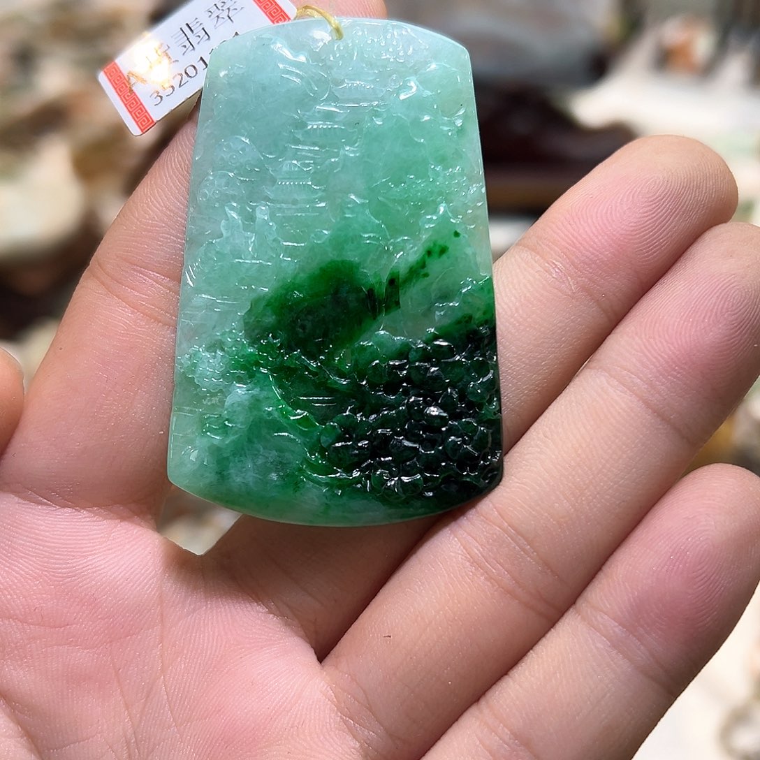 翡翠未镶嵌颈饰挂件