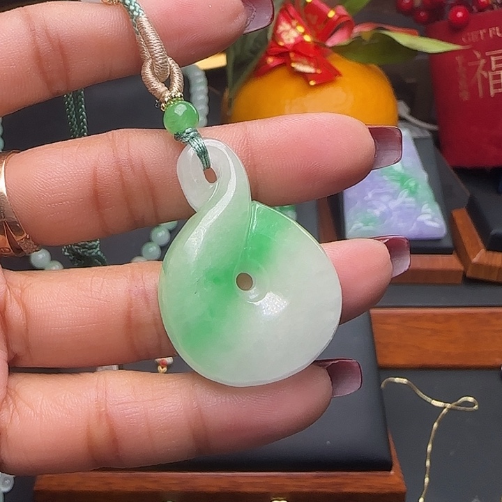 翡翠颈饰未镶嵌平安扣