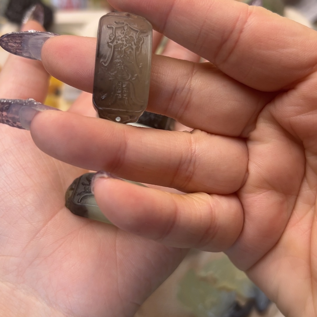 蛇纹石玉颈饰合金