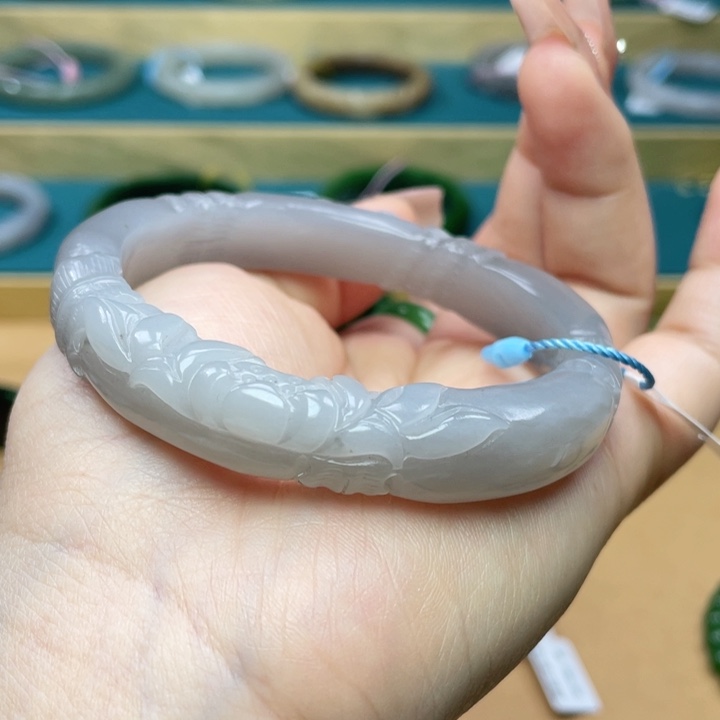 和田玉手镯59圈口。编号10未镶嵌