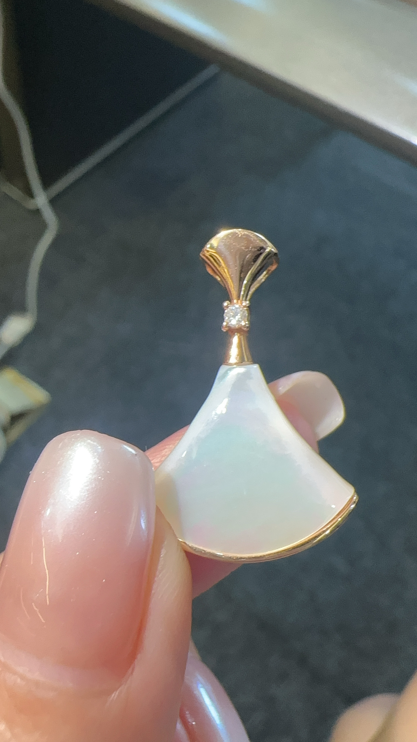 正品18K金钻石裙子吊坠