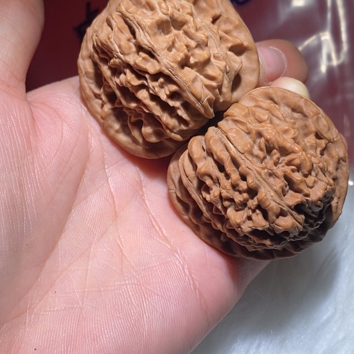 二***哥吊坠文玩核桃我的手机快被摔掉