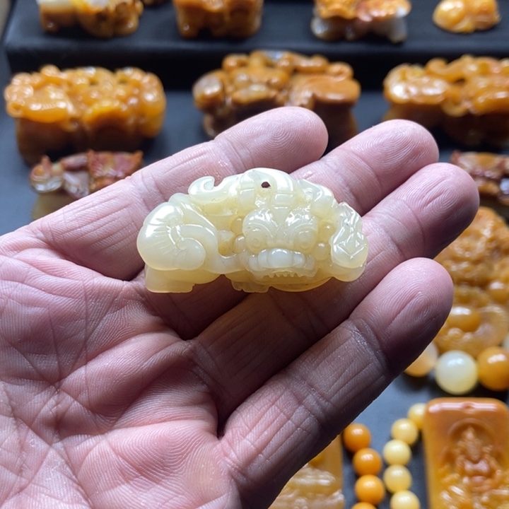 石英质玉（黄龙玉）未镶嵌颈饰