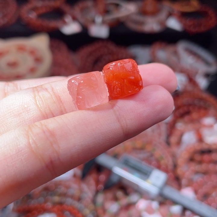 南红玛瑙未镶嵌猫猫桶珠1815