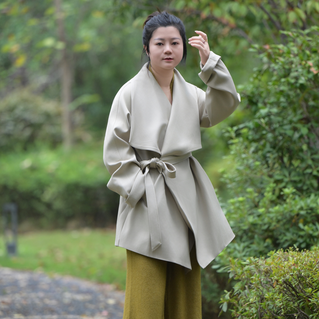 大翻领廓形设计短款女士风衣高级感通勤必备