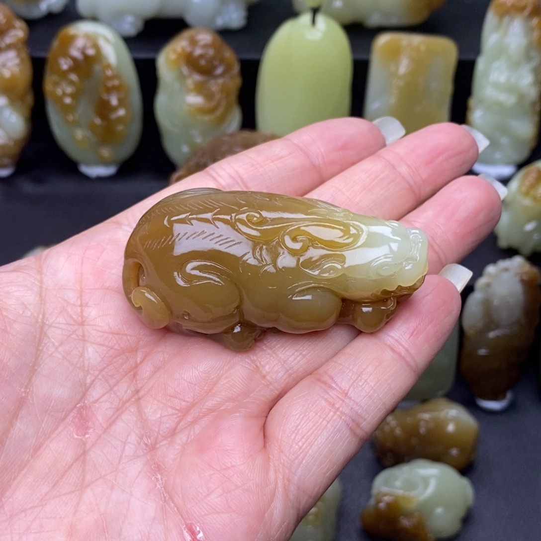 逆***上和田玉未镶嵌把件