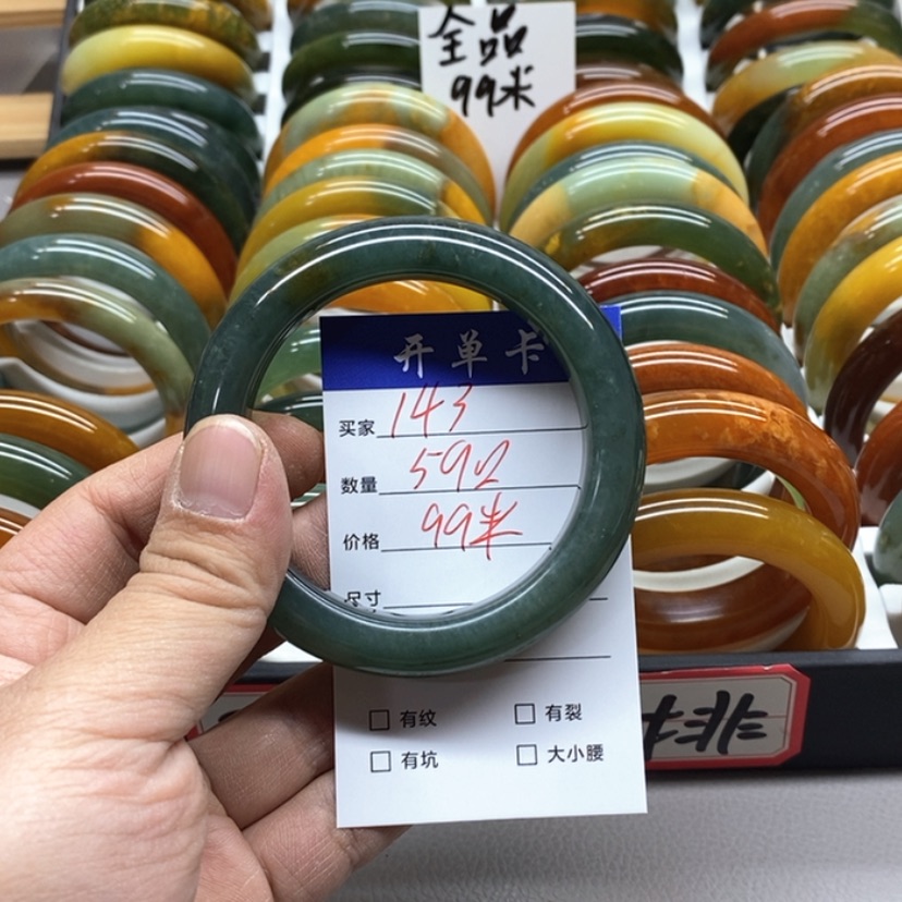 【闪购商品】蛇纹石玉手镯未镶嵌美*?