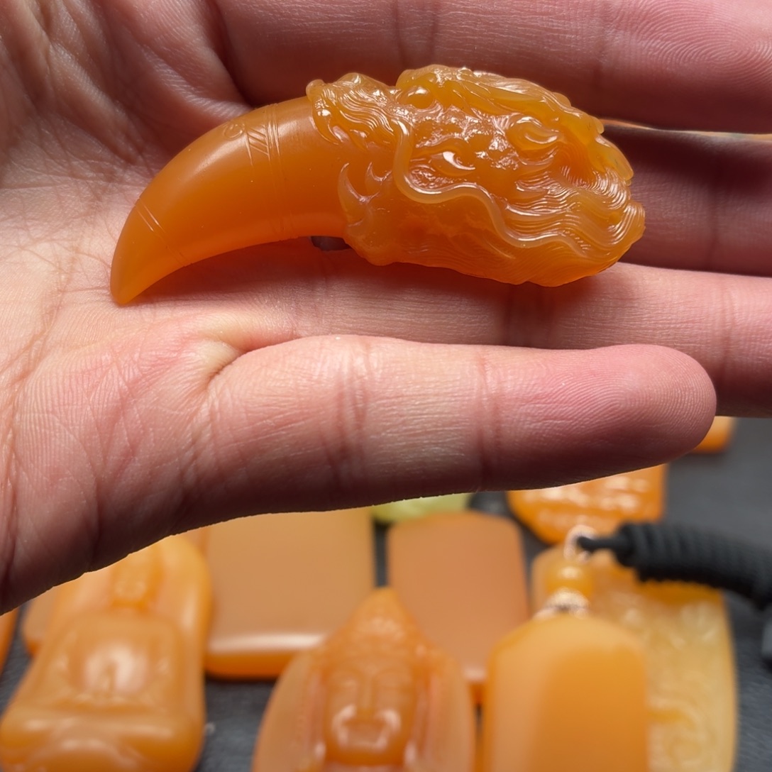 石英质玉（黄龙玉）未镶嵌颈饰