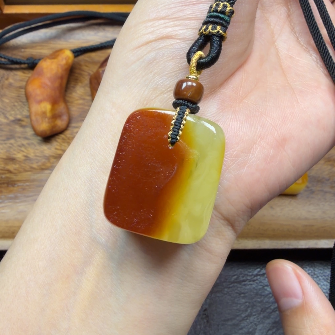 琥珀未镶嵌吊坠(赠链)