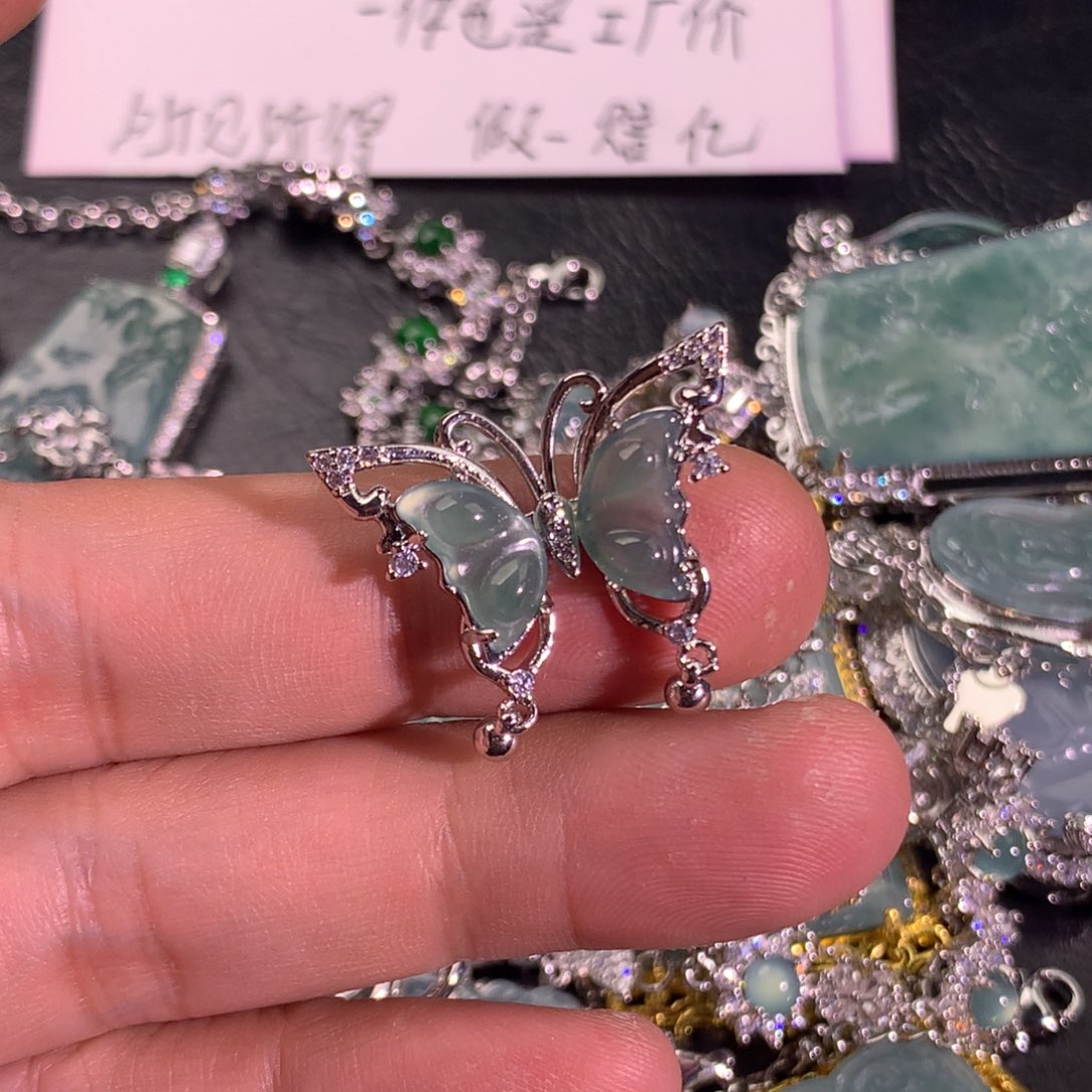 翡翠未镶嵌颈饰蝴蝶