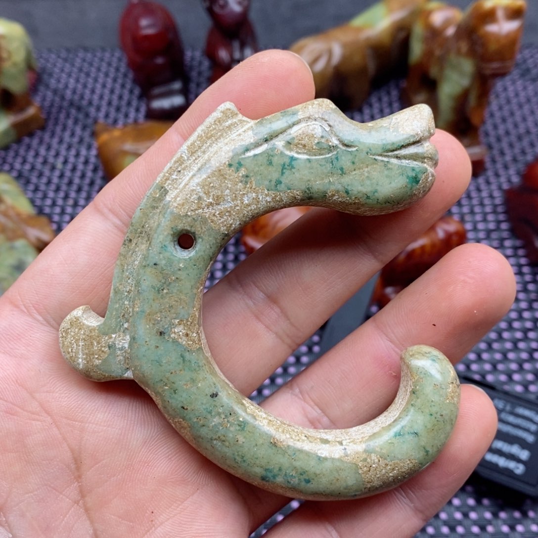 蛇纹石玉颈饰未镶嵌