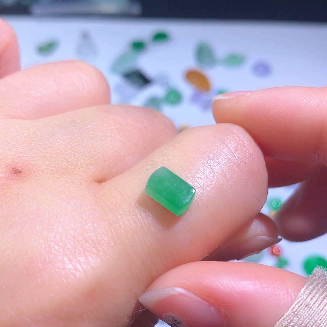 翡翠颈饰未镶嵌马鞍