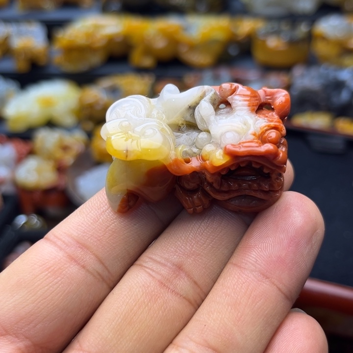 石英质玉（黄龙玉）未镶嵌颈饰