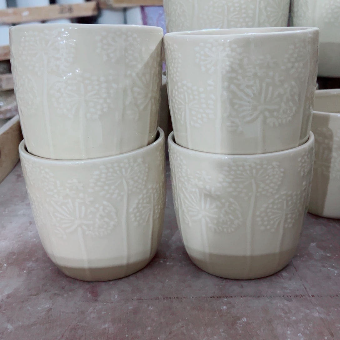 有孔，陶瓷花盆满10米包邮发货。