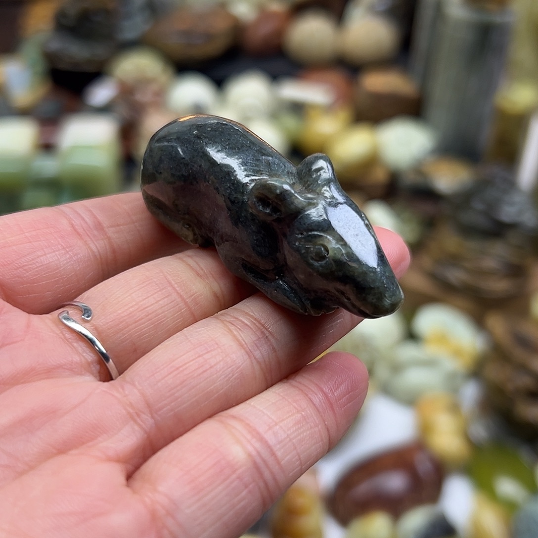 岫岩河磨玉（透闪石质玉）未镶嵌颈饰河磨玉老鼠手玩