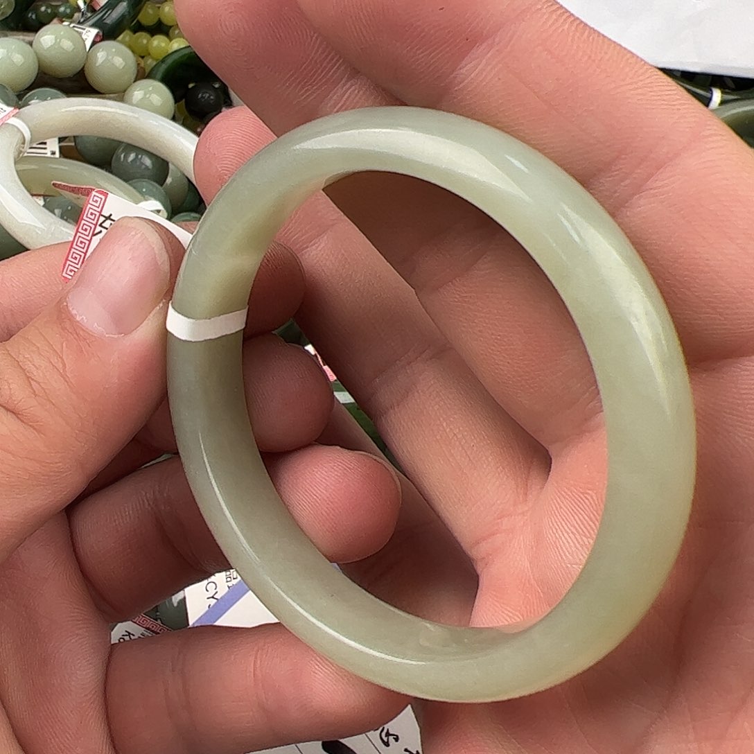 和田玉未镶嵌手镯