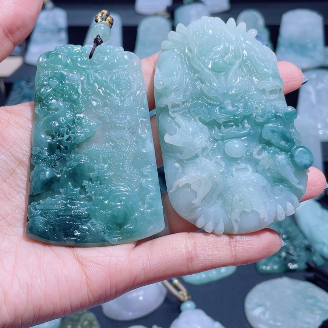 被***料翡翠未镶嵌颈饰2个